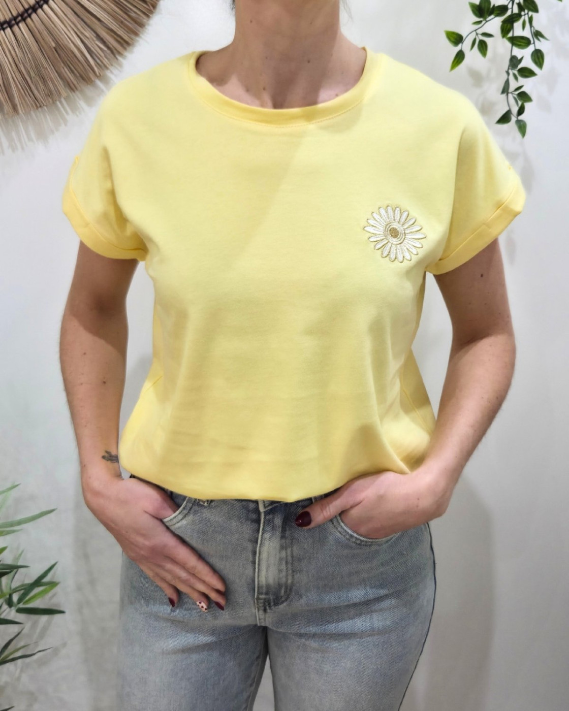 T-shirt femme jaune fleur blanche dorée brodée