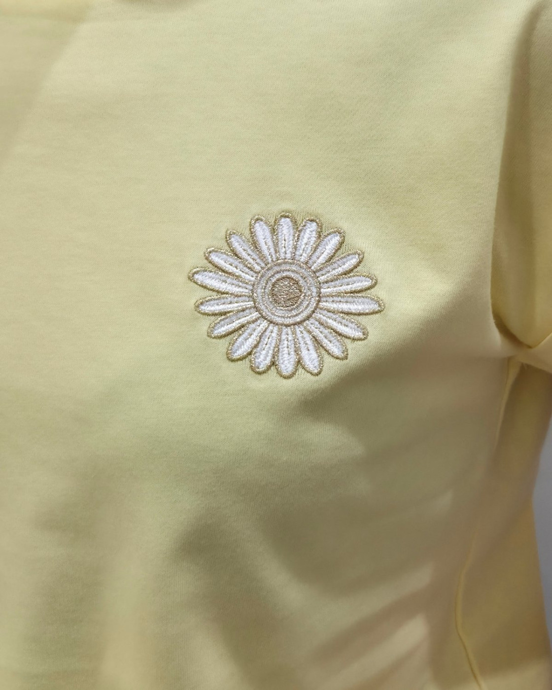 T-shirt femme jaune fleur blanche dorée brodée