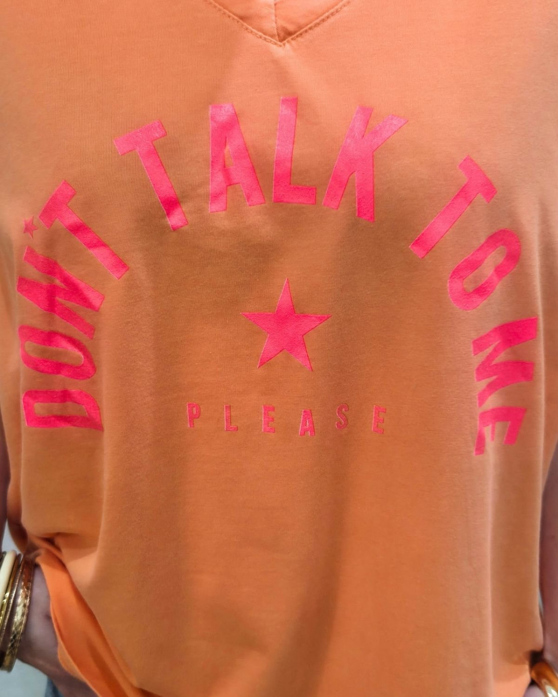 T-shirt femme Don't talk to me please col V 