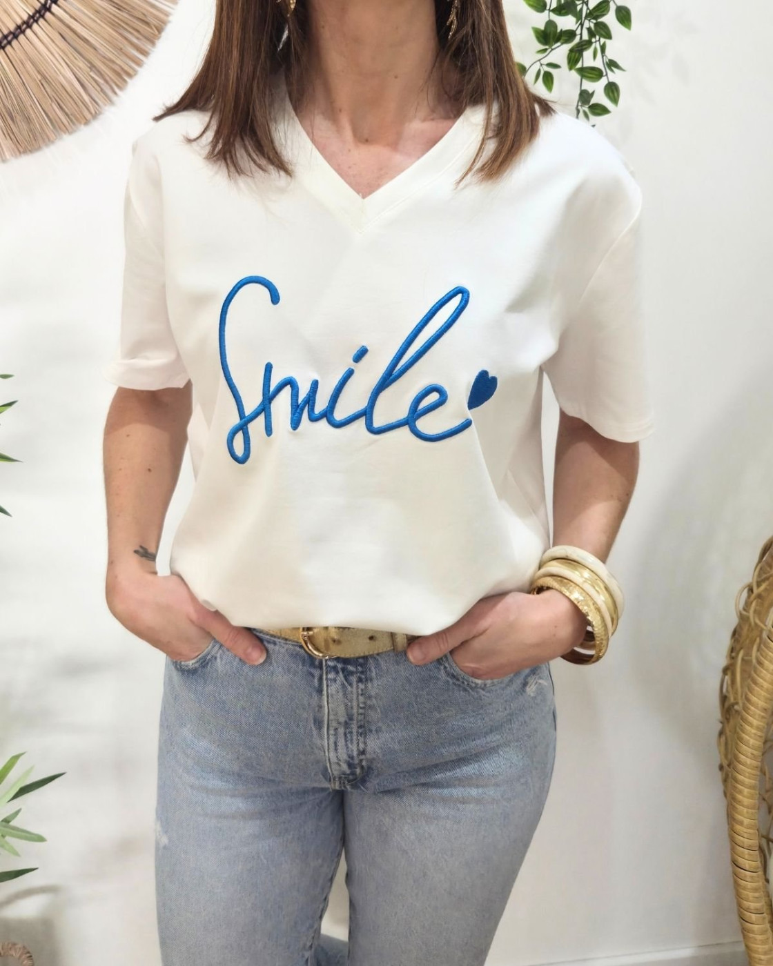 T-shirt femme écru broderie Smile bleue col V