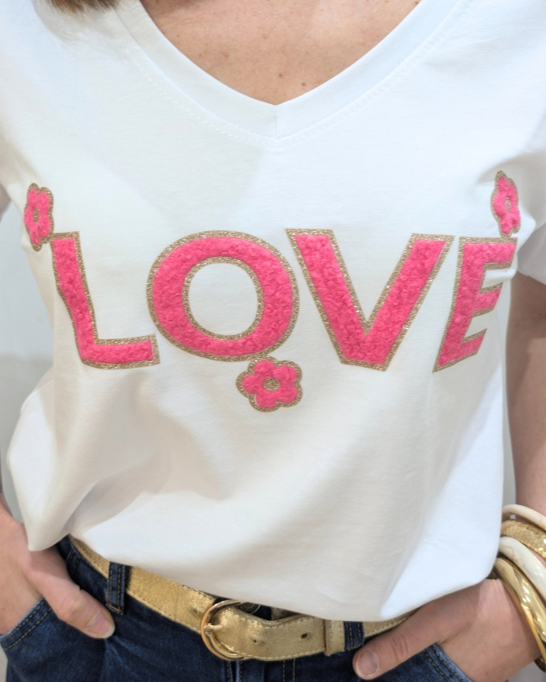 T-Shirt femme blanc LOVE fleuri bouclettes fuchsia paillettes dorées