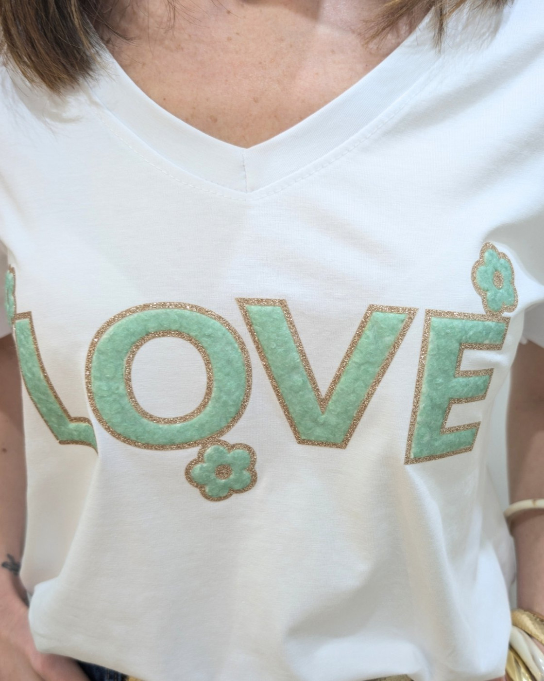 T-Shirt femme blanc LOVE fleuri bouclettes vert d'eau paillettes dorées