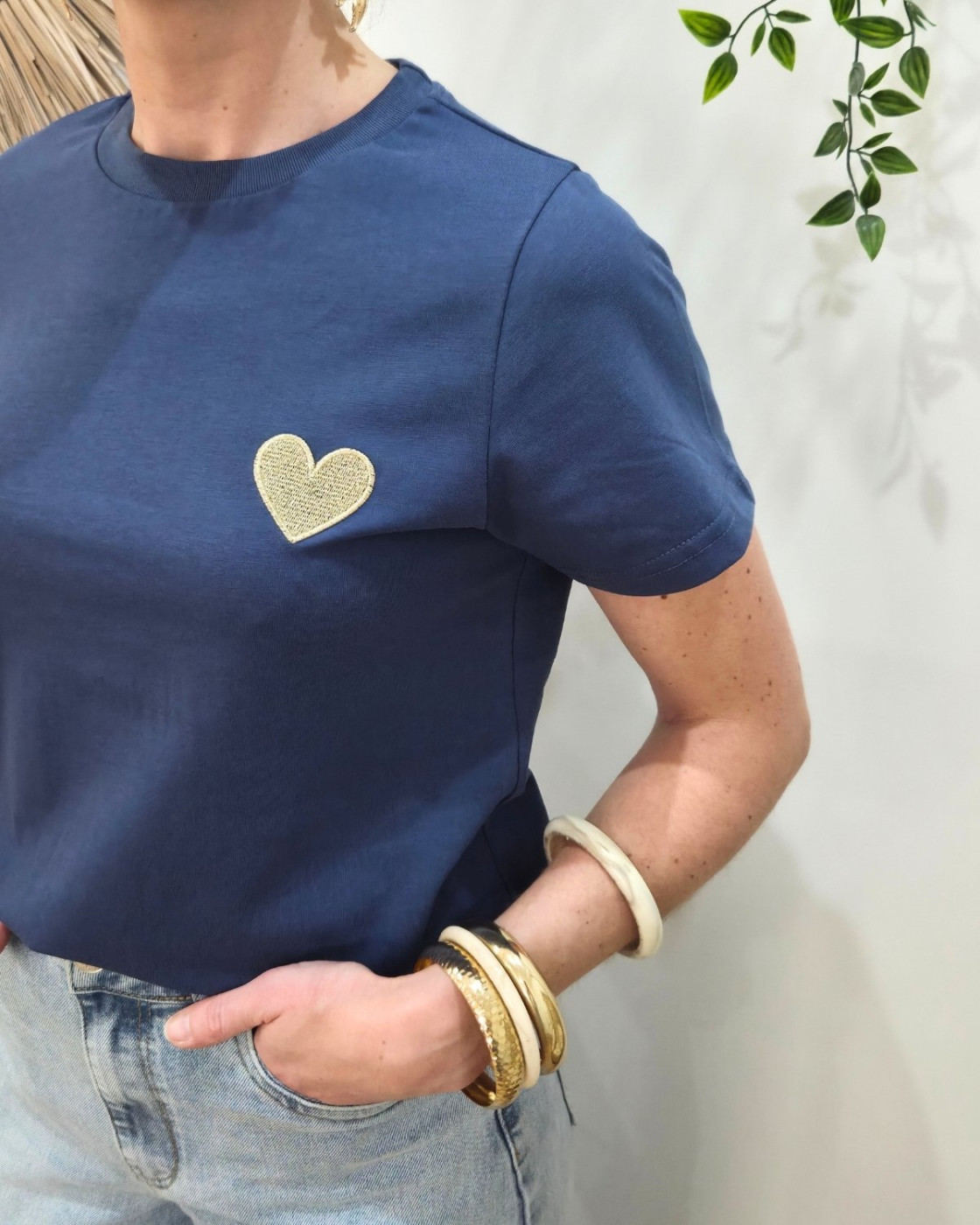 T-Shirt femme bleu marine broderie coeur doré