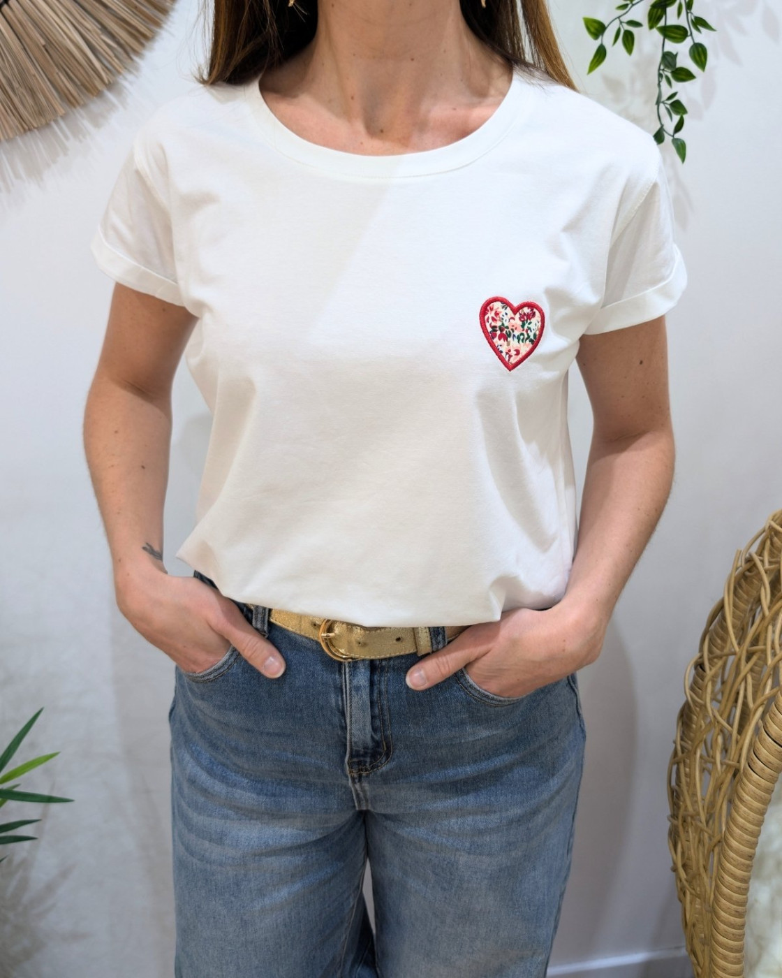 T-shirt femme blanc coeur brodé petites fleurs rouges et vertes
