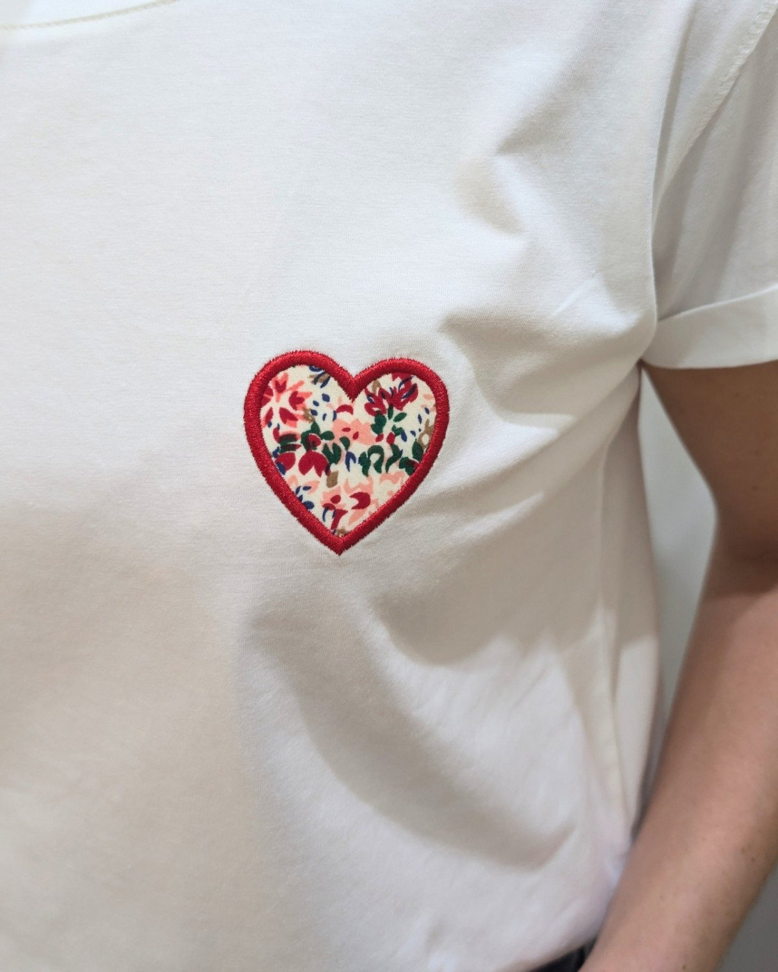 T-shirt femme blanc coeur brodé petites fleurs rouges et vertes
