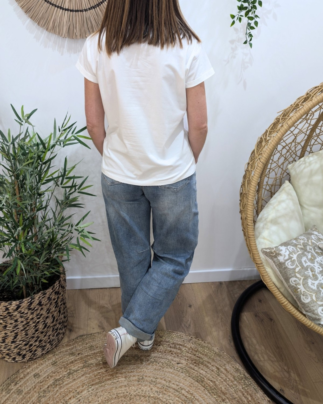 T-shirt femme blanc coeur brodé petites fleurs rouges et vertes