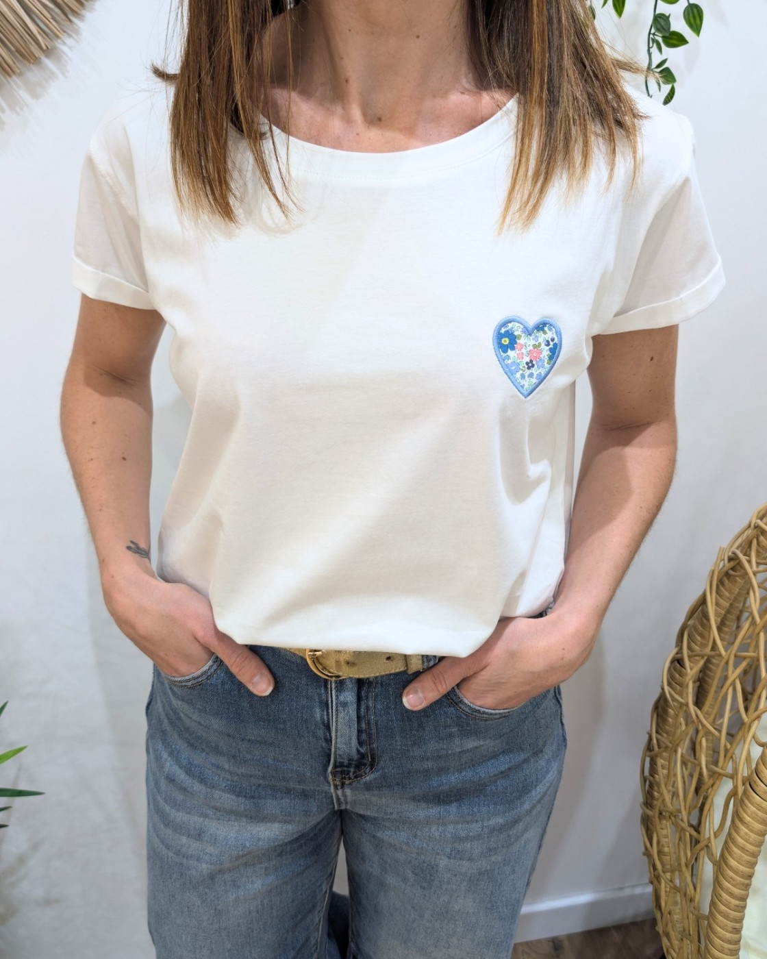 T-shirt femme blanc coeur brodé petites marguerites bleu