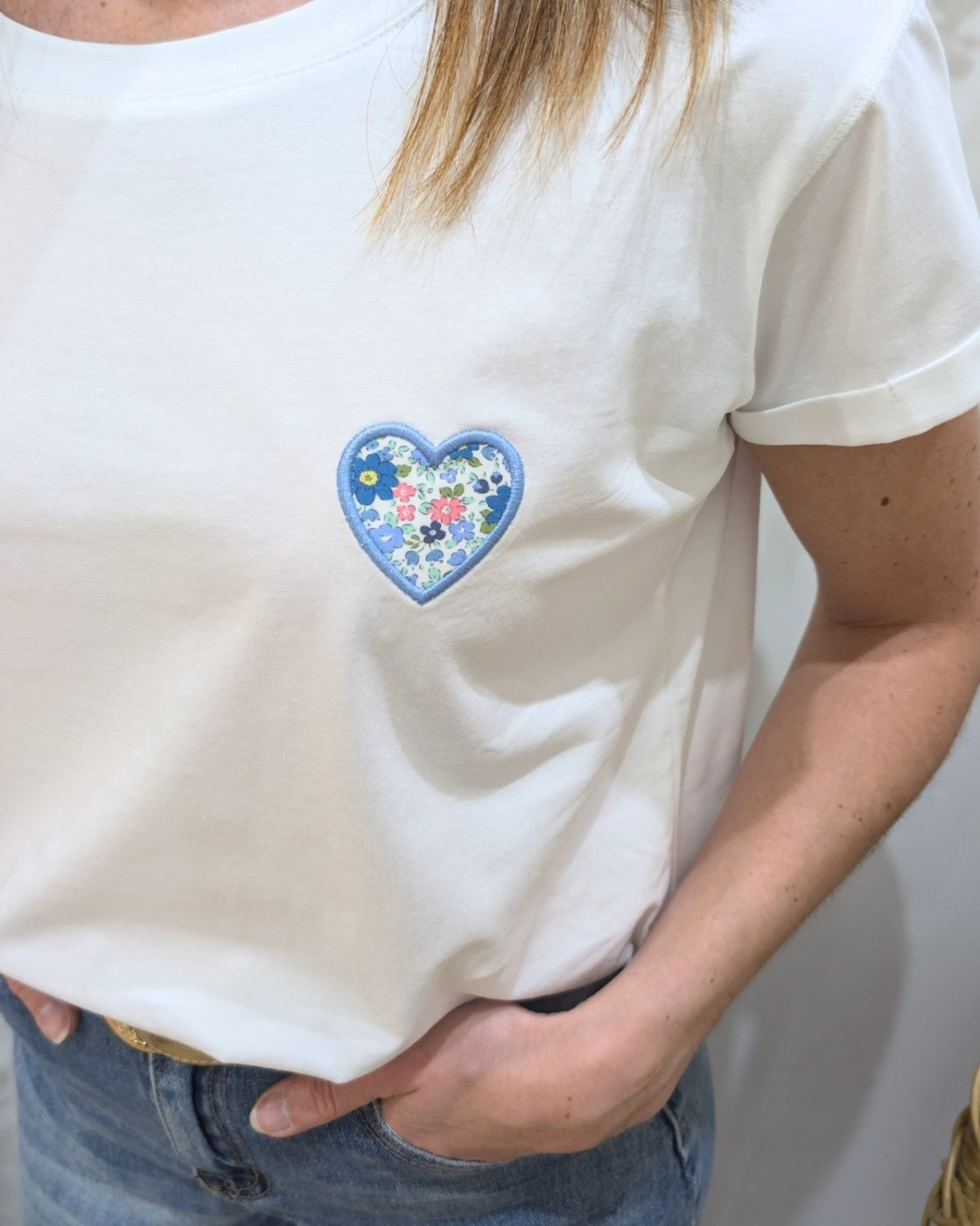 T-shirt femme blanc coeur brodé petites marguerites bleu