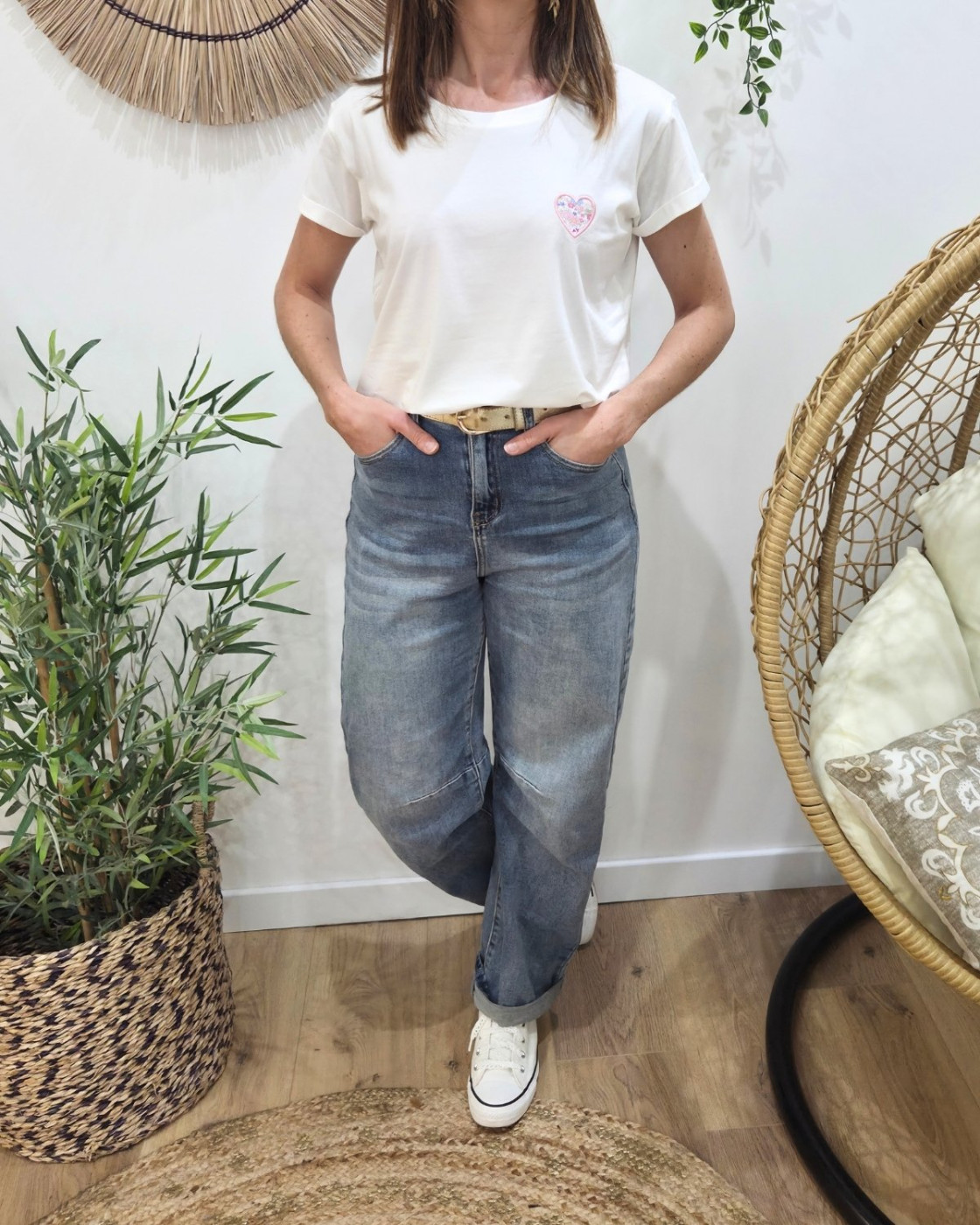T-shirt femme blanc coeur brodé petites marguerites roses
