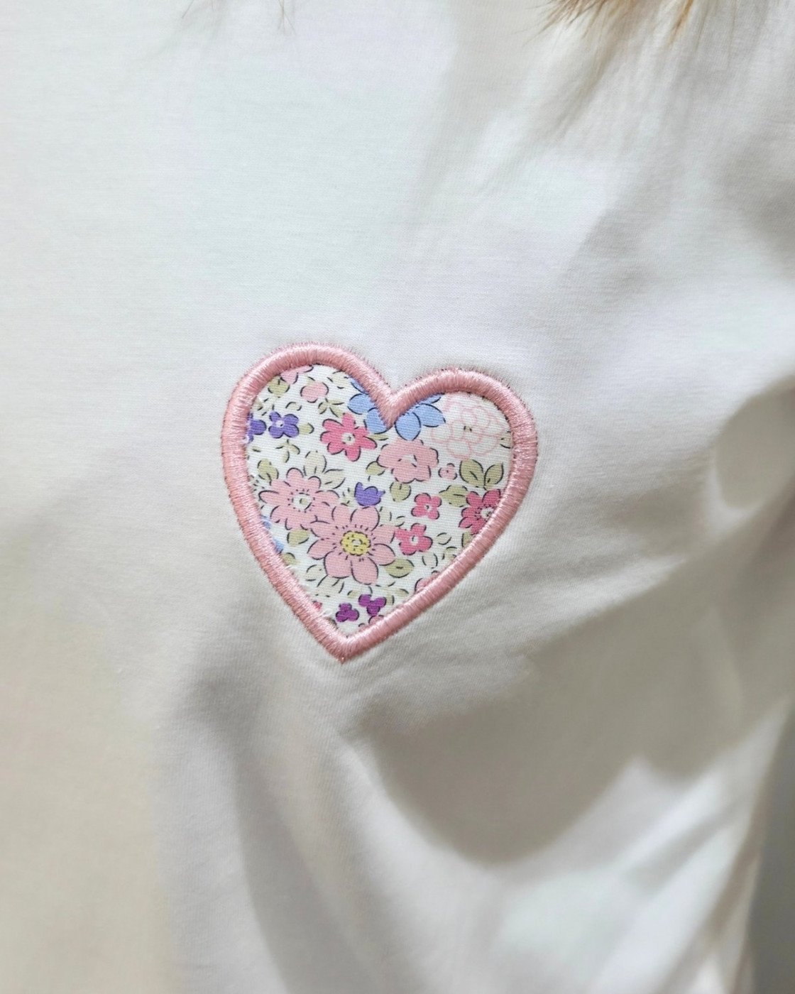 T-shirt femme blanc coeur brodé petites marguerites roses