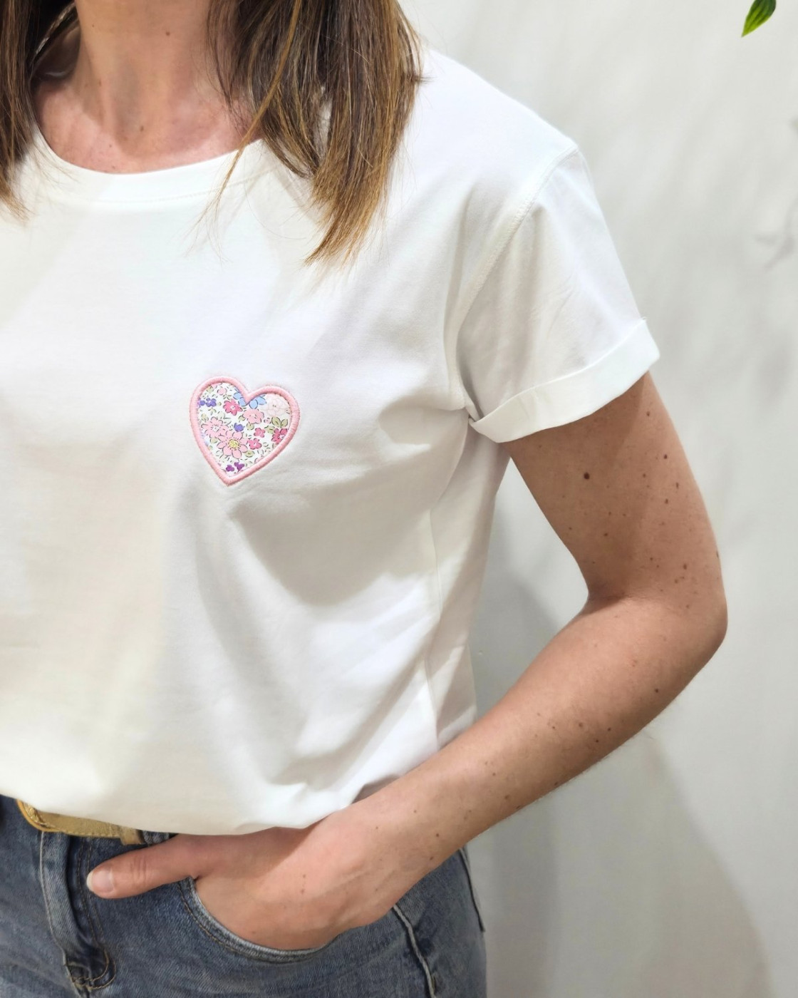 T-shirt femme blanc coeur brodé petites marguerites roses