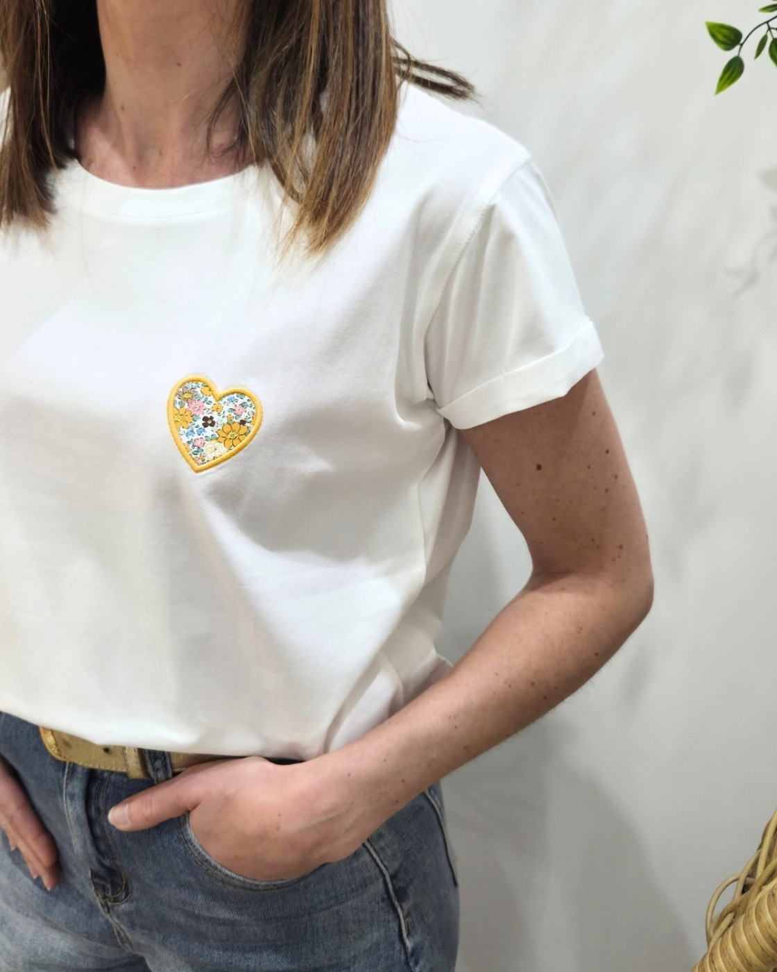 T-shirt femme blanc coeur brodé petites marguerites jaunes