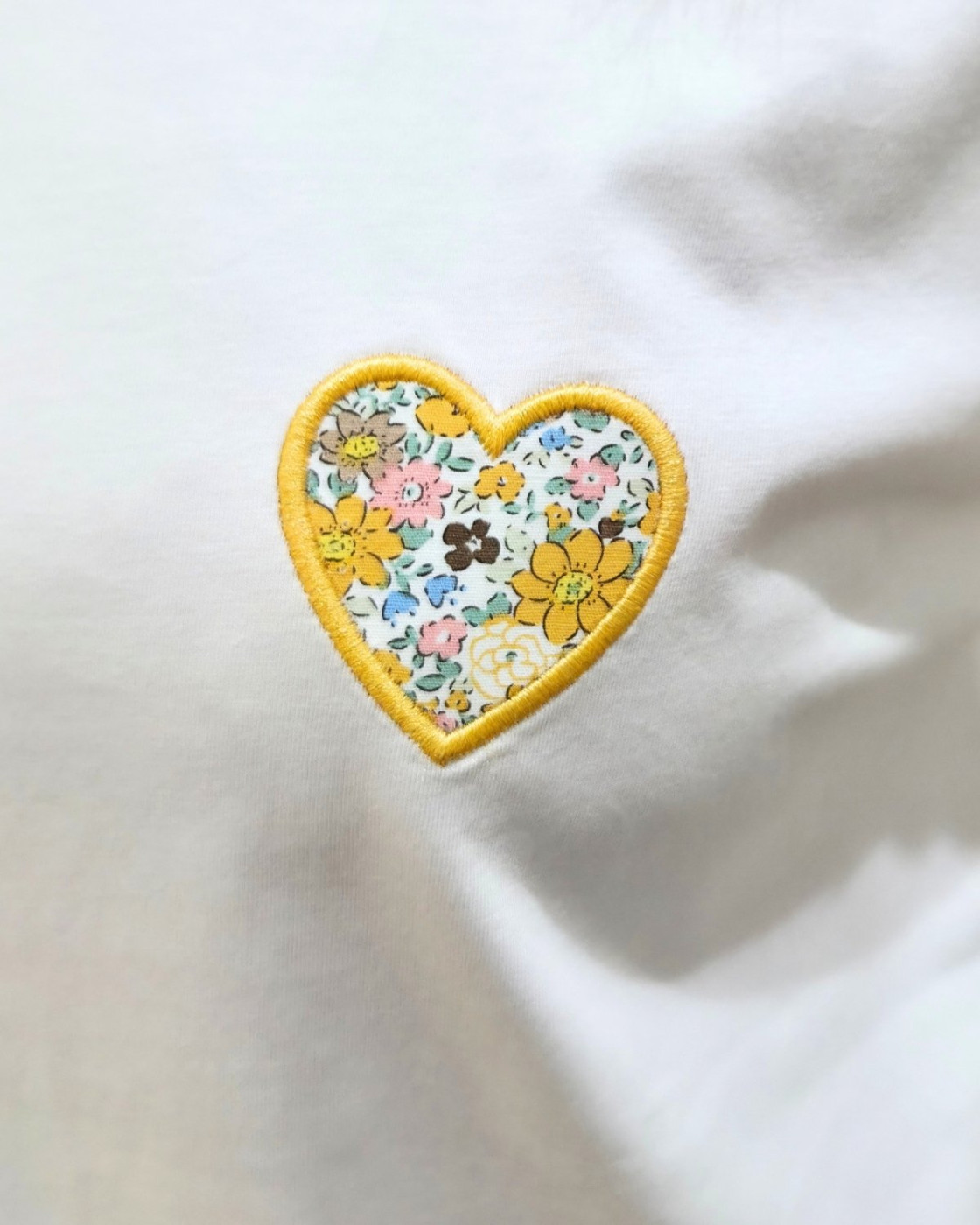 T-shirt femme blanc coeur brodé petites marguerites jaunes