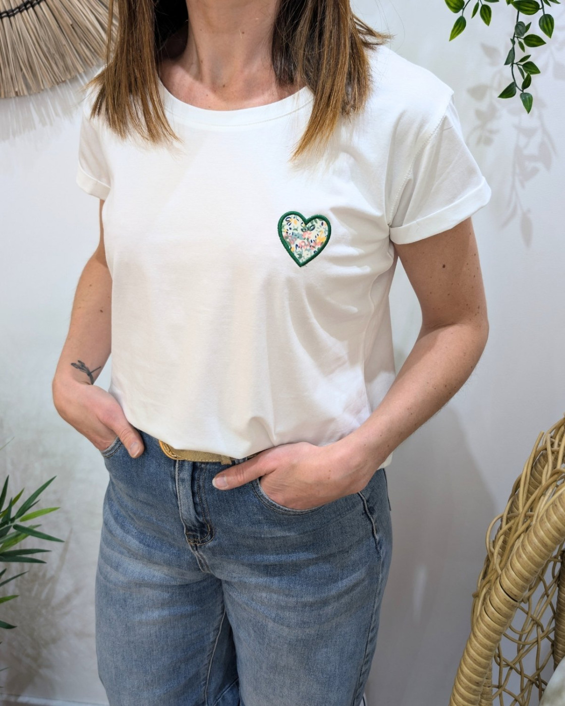 T-shirt femme blanc coeur brodé petites fleurs vertes Sophie