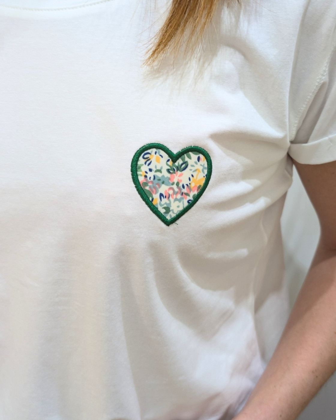 T-shirt femme blanc coeur brodé petites fleurs vertes Sophie