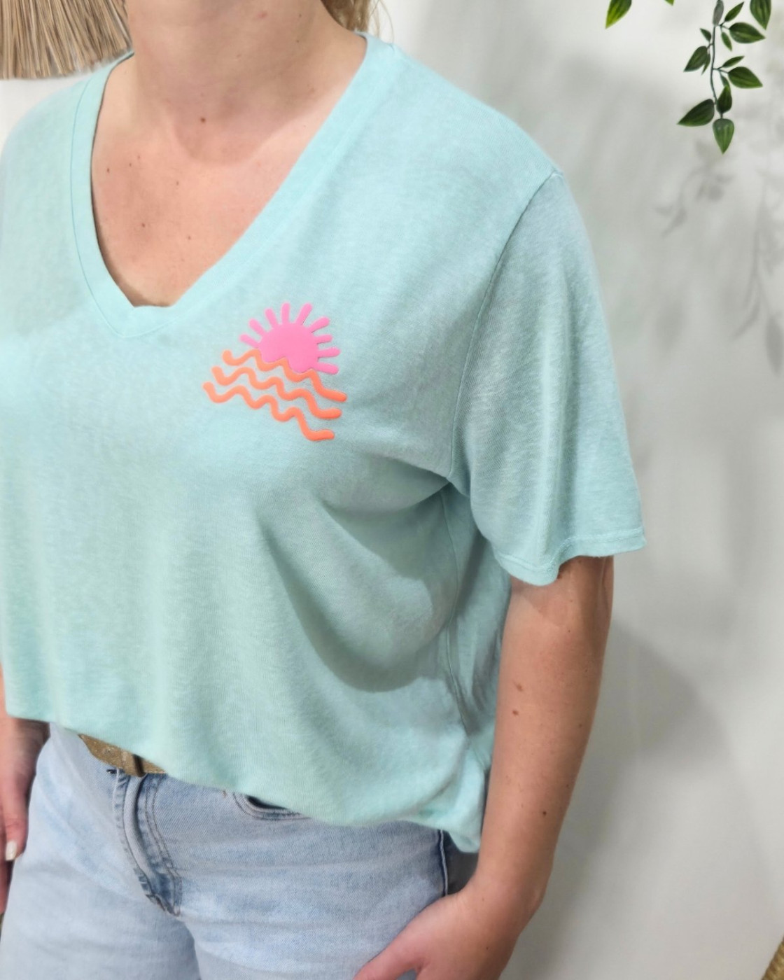 T-shirt femme col V soleil