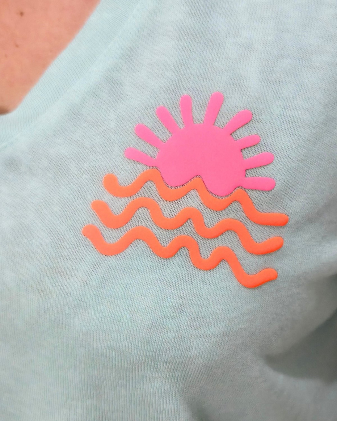 T-shirt femme col V soleil