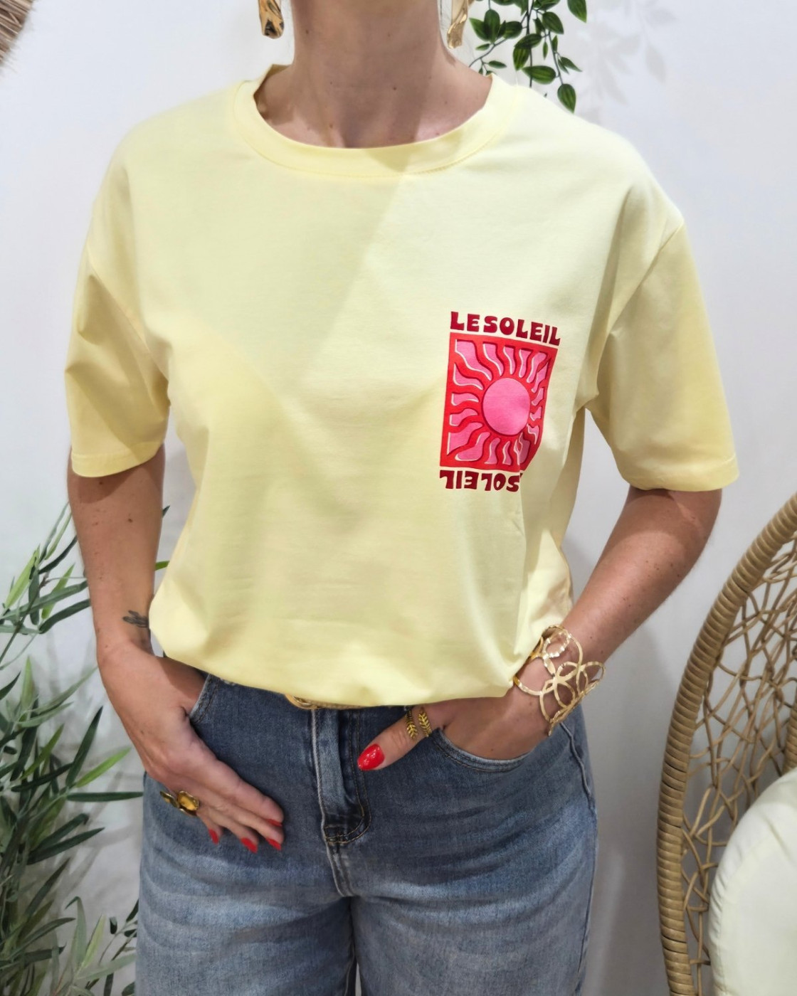T-shirt femme jaune le soleil rose et rouge