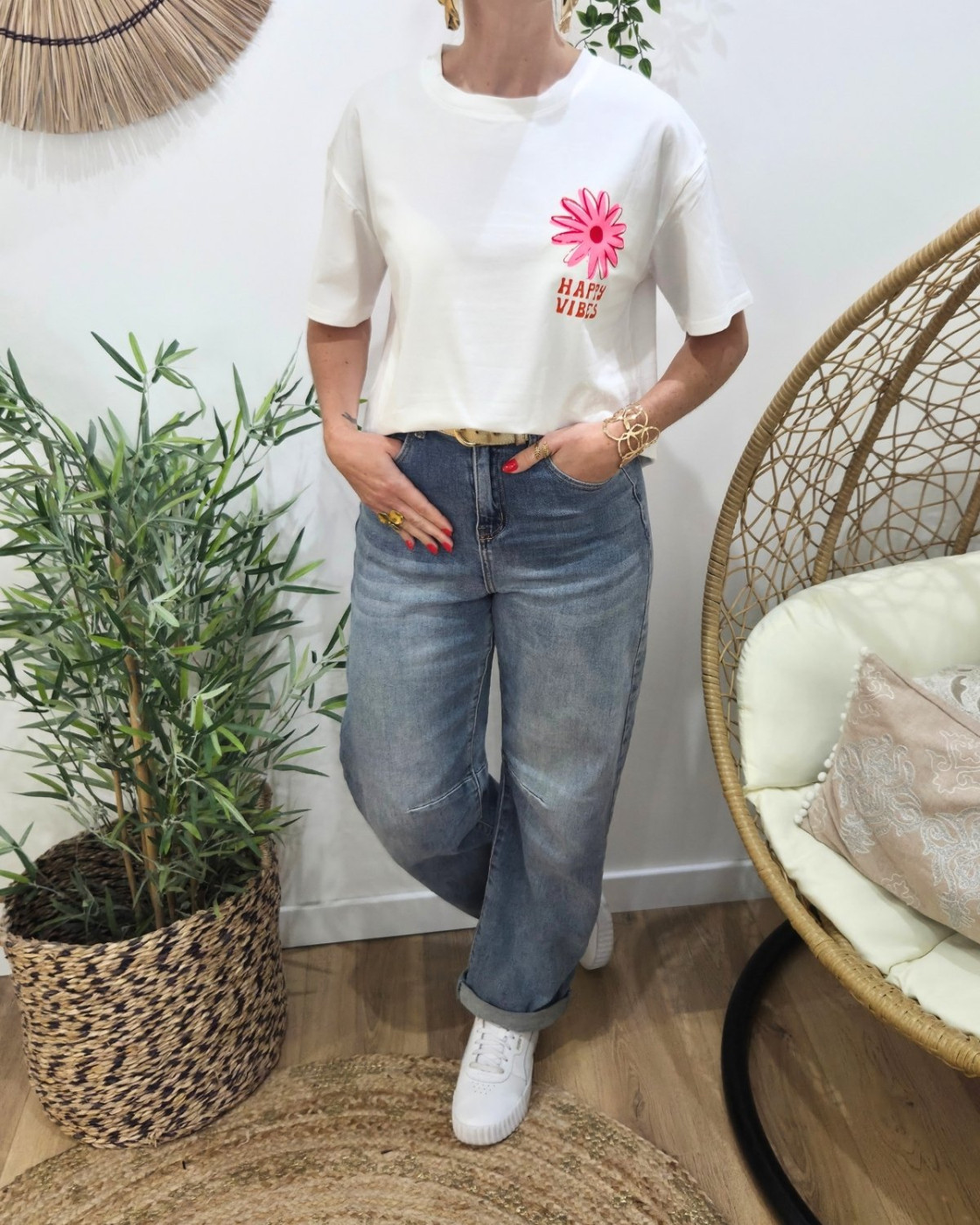 T-Shirt femme blanc fleur Happy Vibes orange et rose fluo