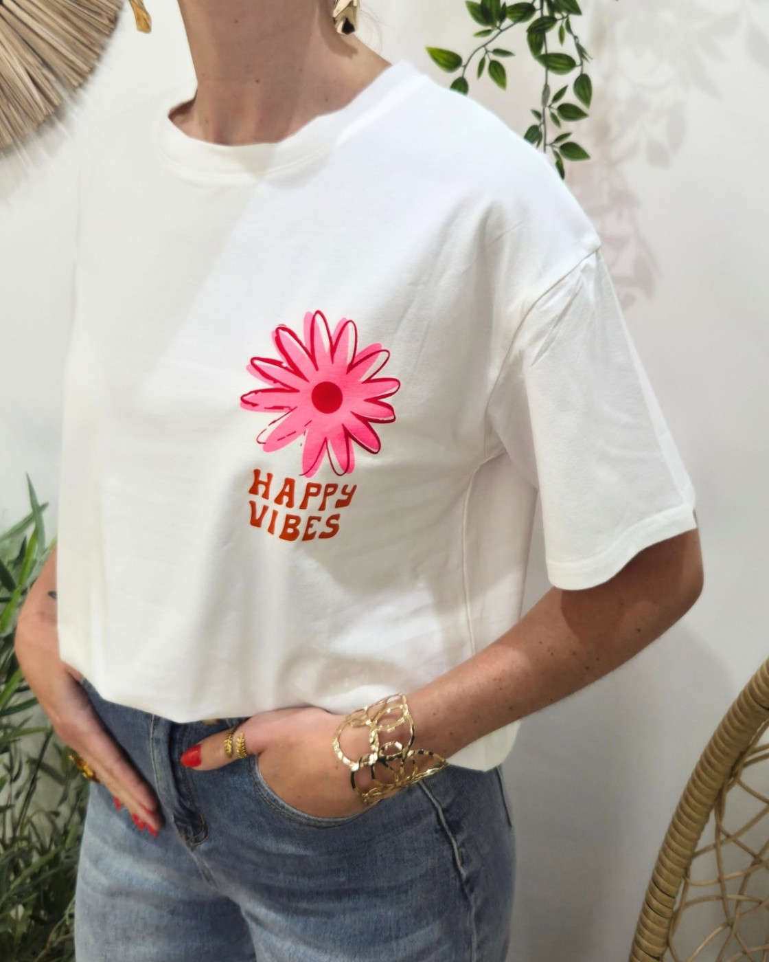 T-Shirt femme blanc fleur Happy Vibes orange et rose fluo