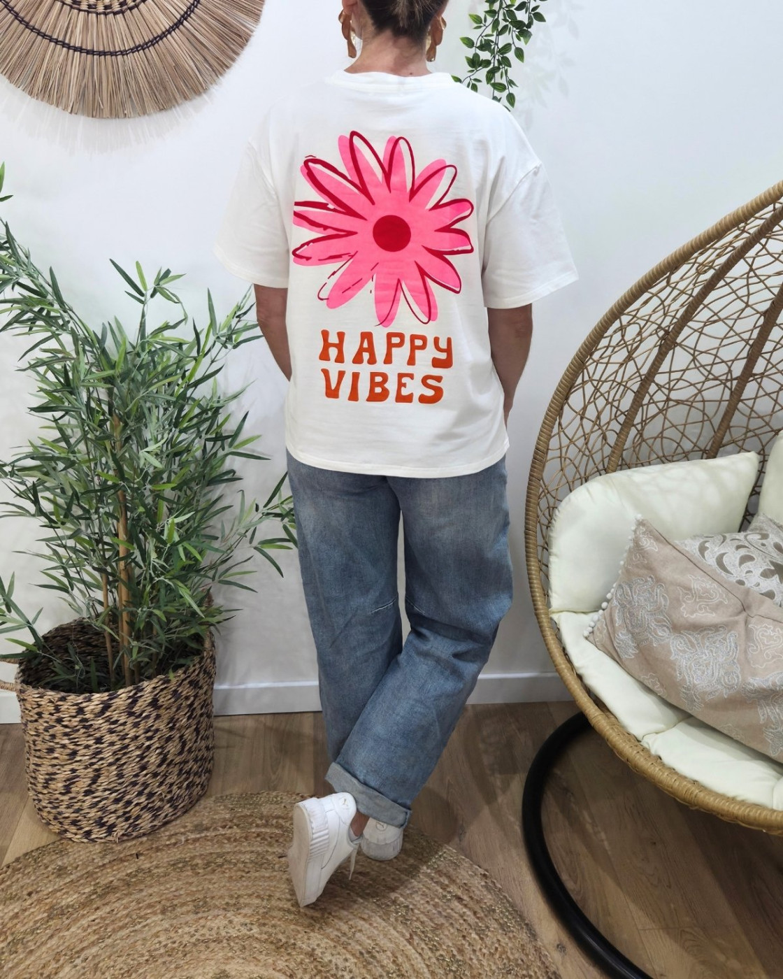 T-Shirt femme blanc fleur Happy Vibes orange et rose fluo