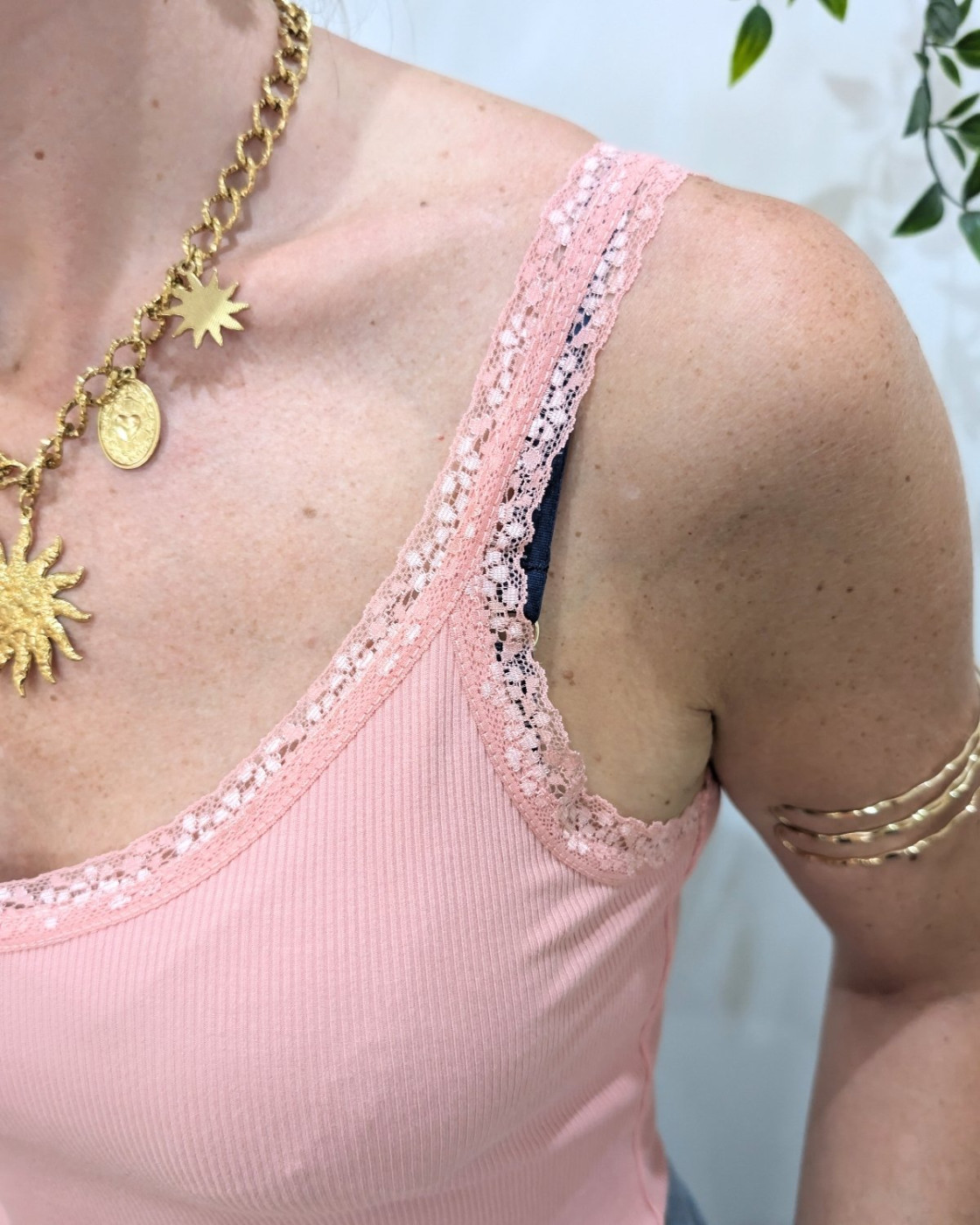Top femme rose poudré à bretelles dentelle Ondina