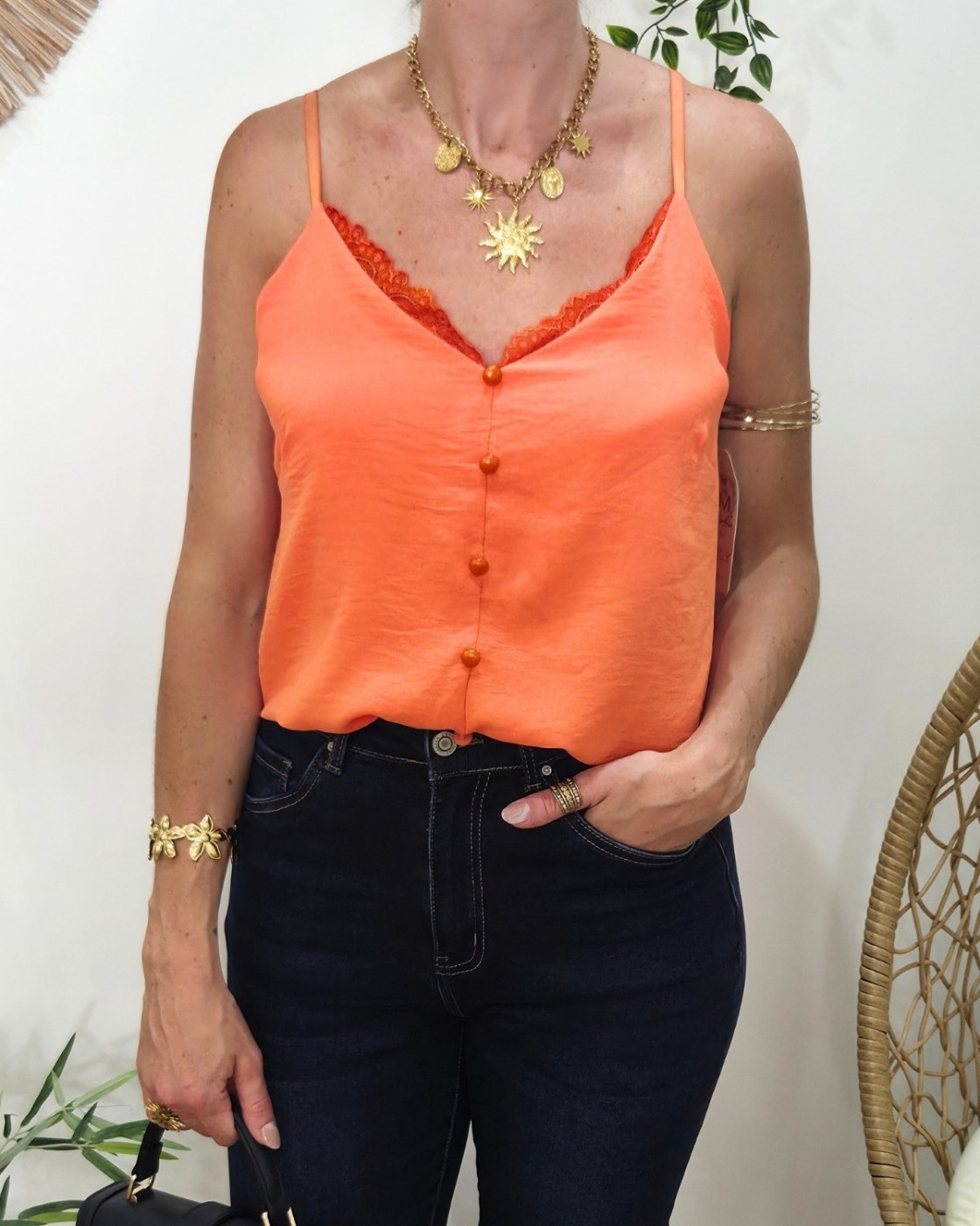 Top femme orange à bretelles décolleté dentelle et boutons