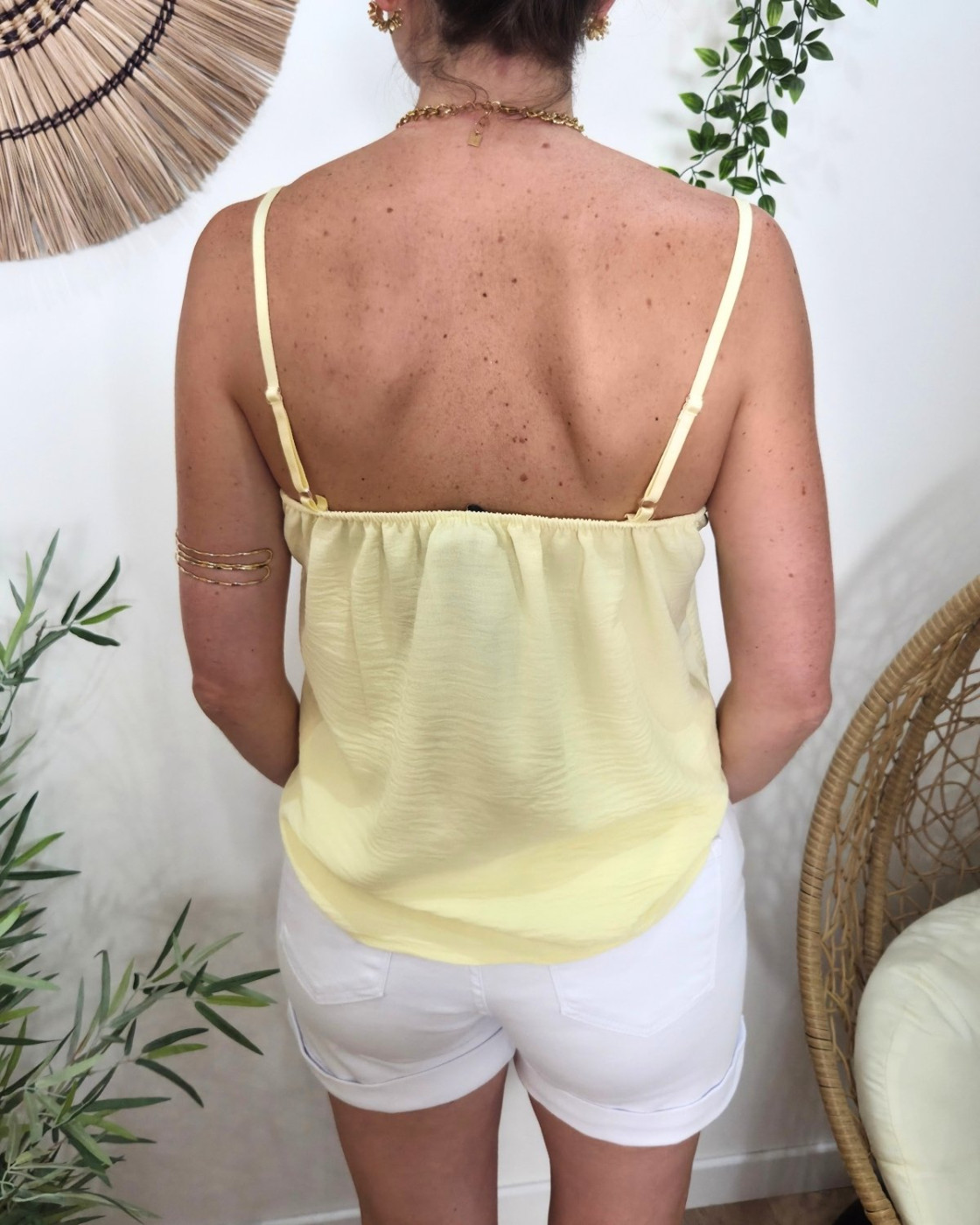 Top femme jaune pâle à bretelles décolleté dentelle et boutons