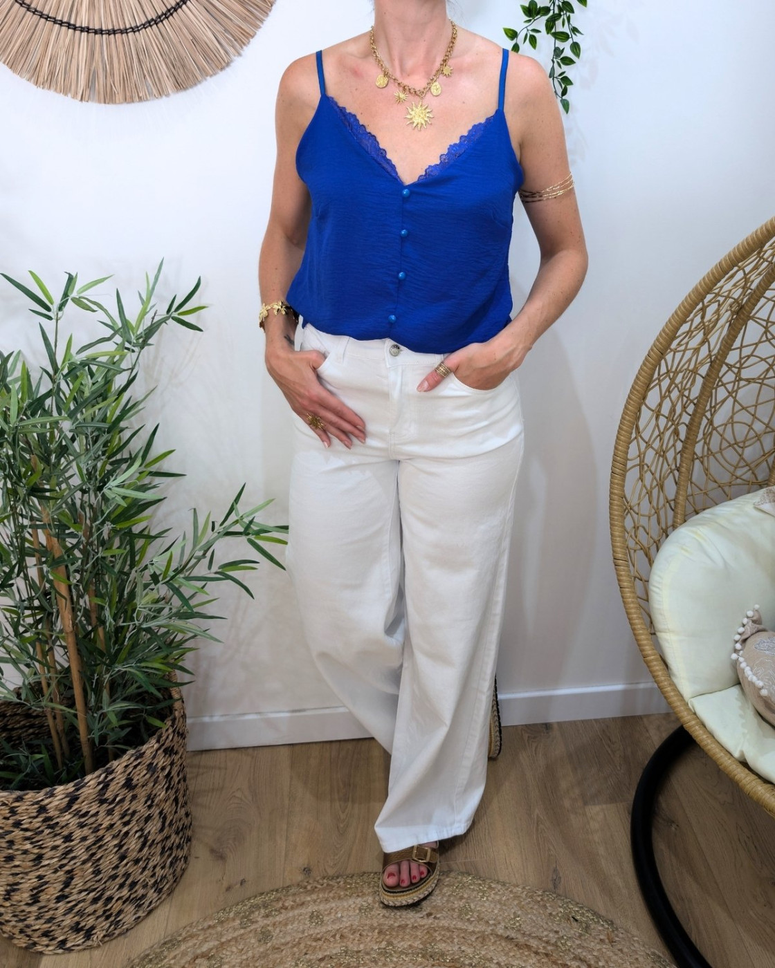 Top femme bleu électrique à bretelles décolleté dentelle et boutons