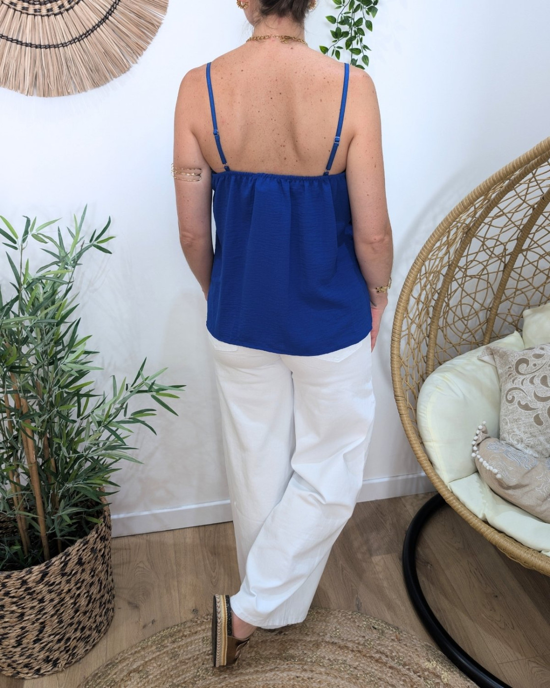 Top femme bleu électrique à bretelles décolleté dentelle et boutons