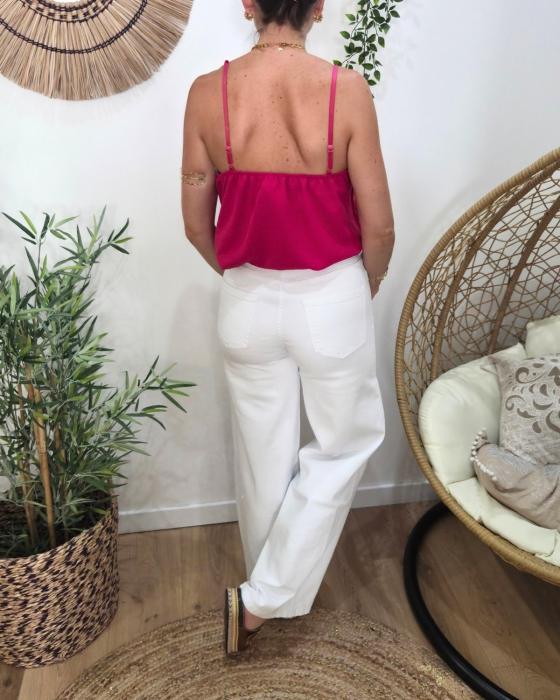 Top femme rose fuchsia à bretelles décolleté dentelle et boutons