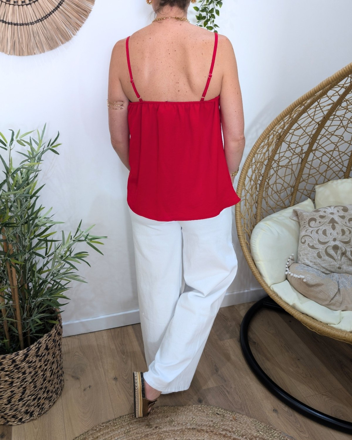 Top femme rouge à bretelles décolleté dentelle et boutons