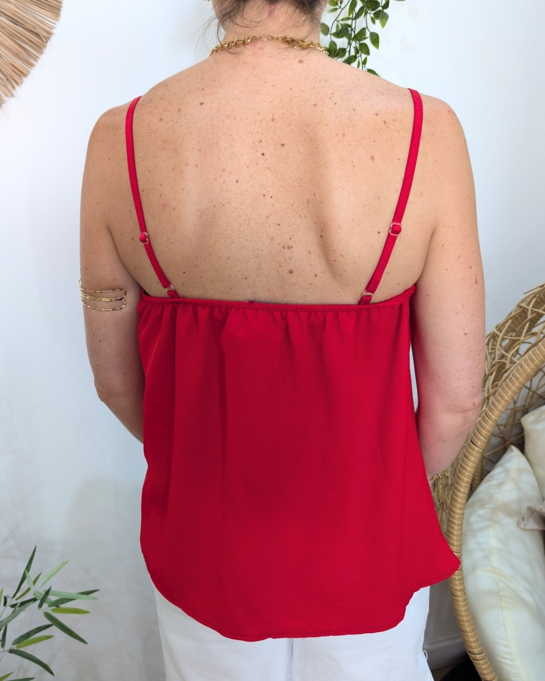 Top femme rouge à bretelles décolleté dentelle et boutons
