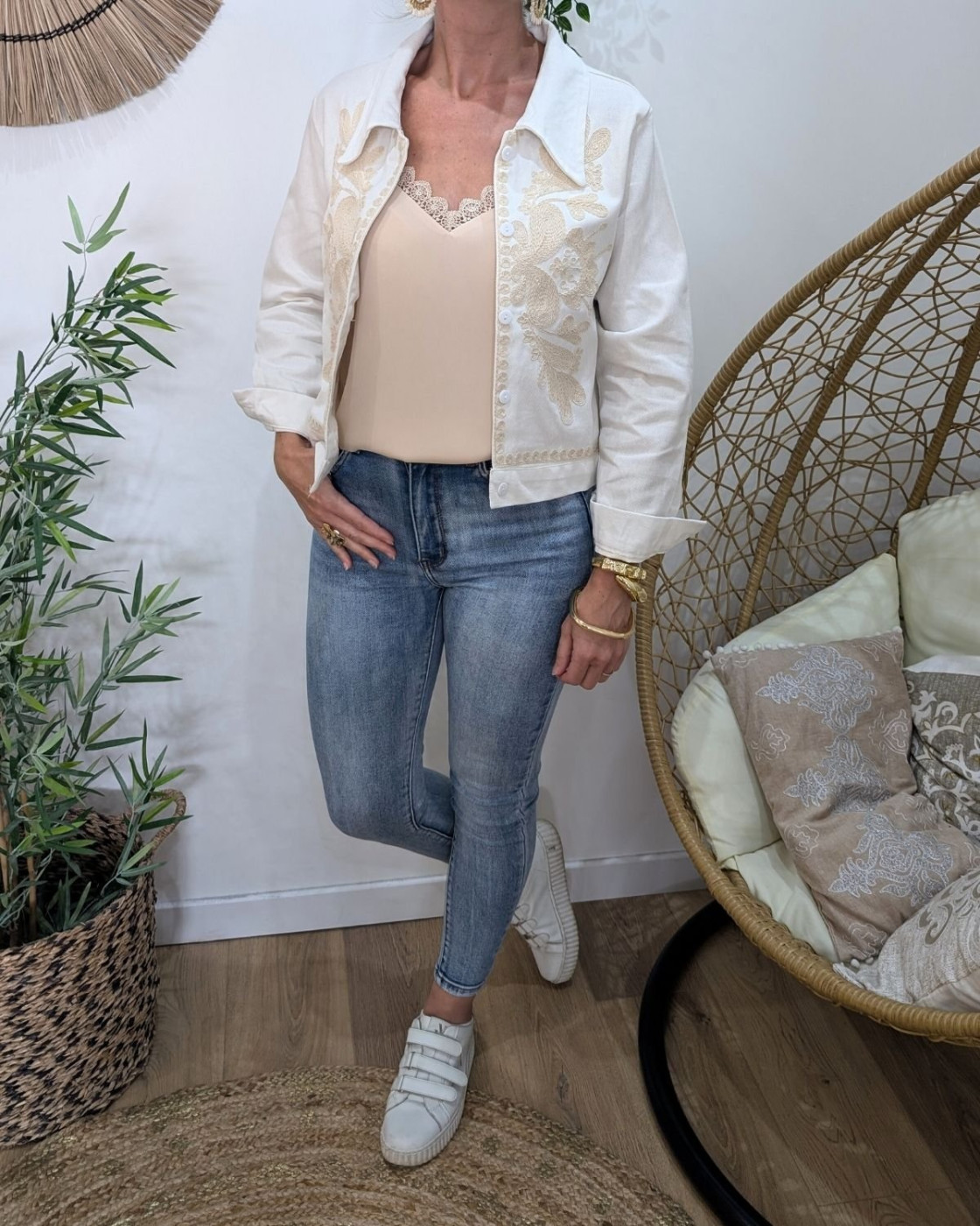 Veste femme écrue broderies beiges Ilyana