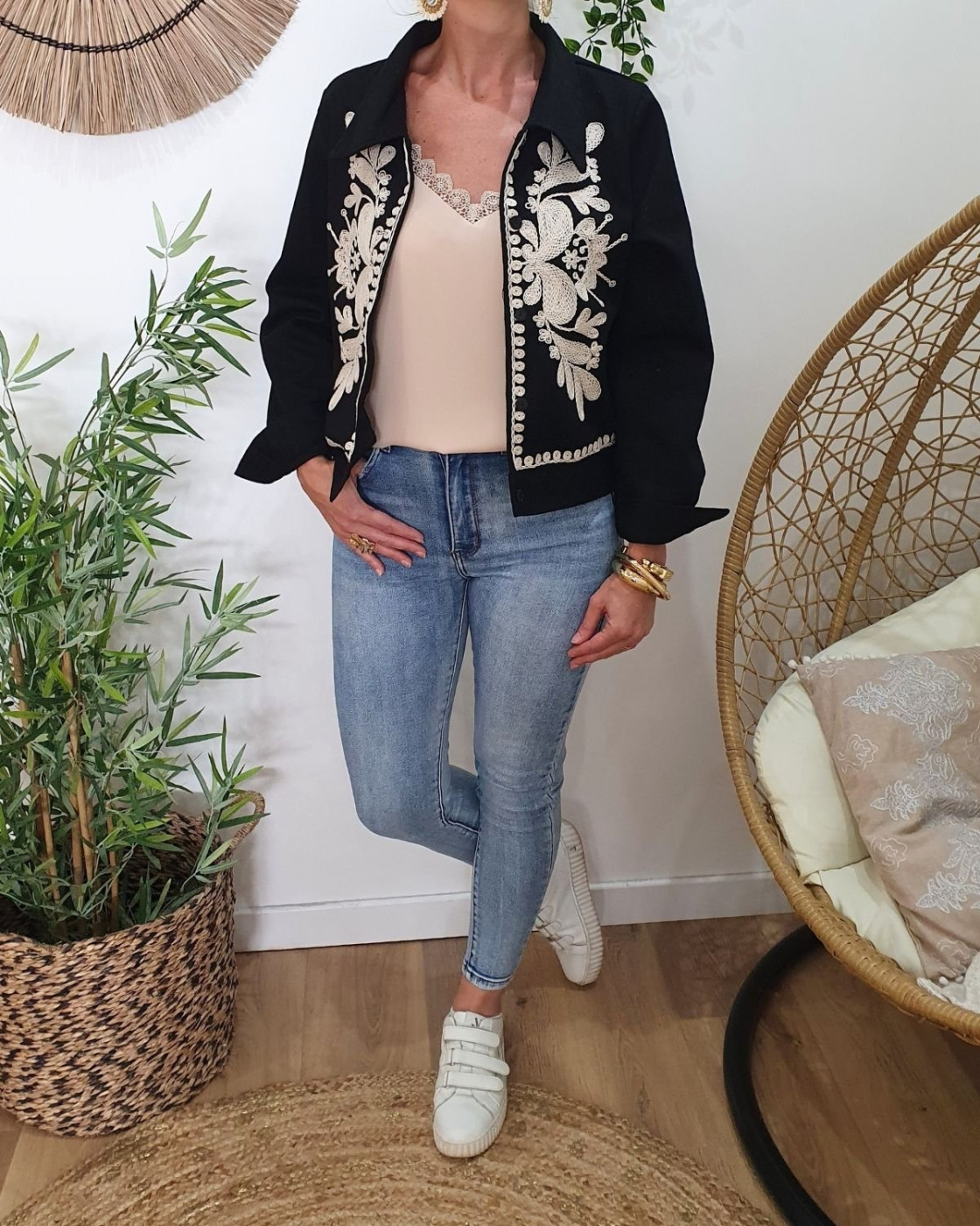 Veste femme noire broderies beiges Ilyana