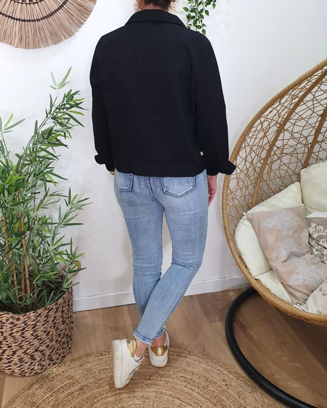 Veste femme noire broderies beiges Ilyana