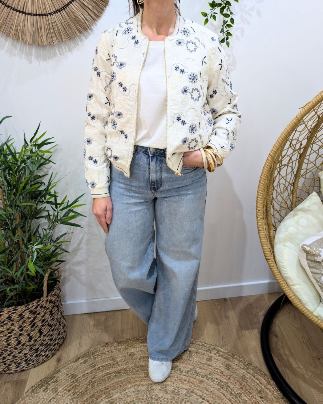 Bombers femme beige fleurs brodées bleu marine Ysoriah