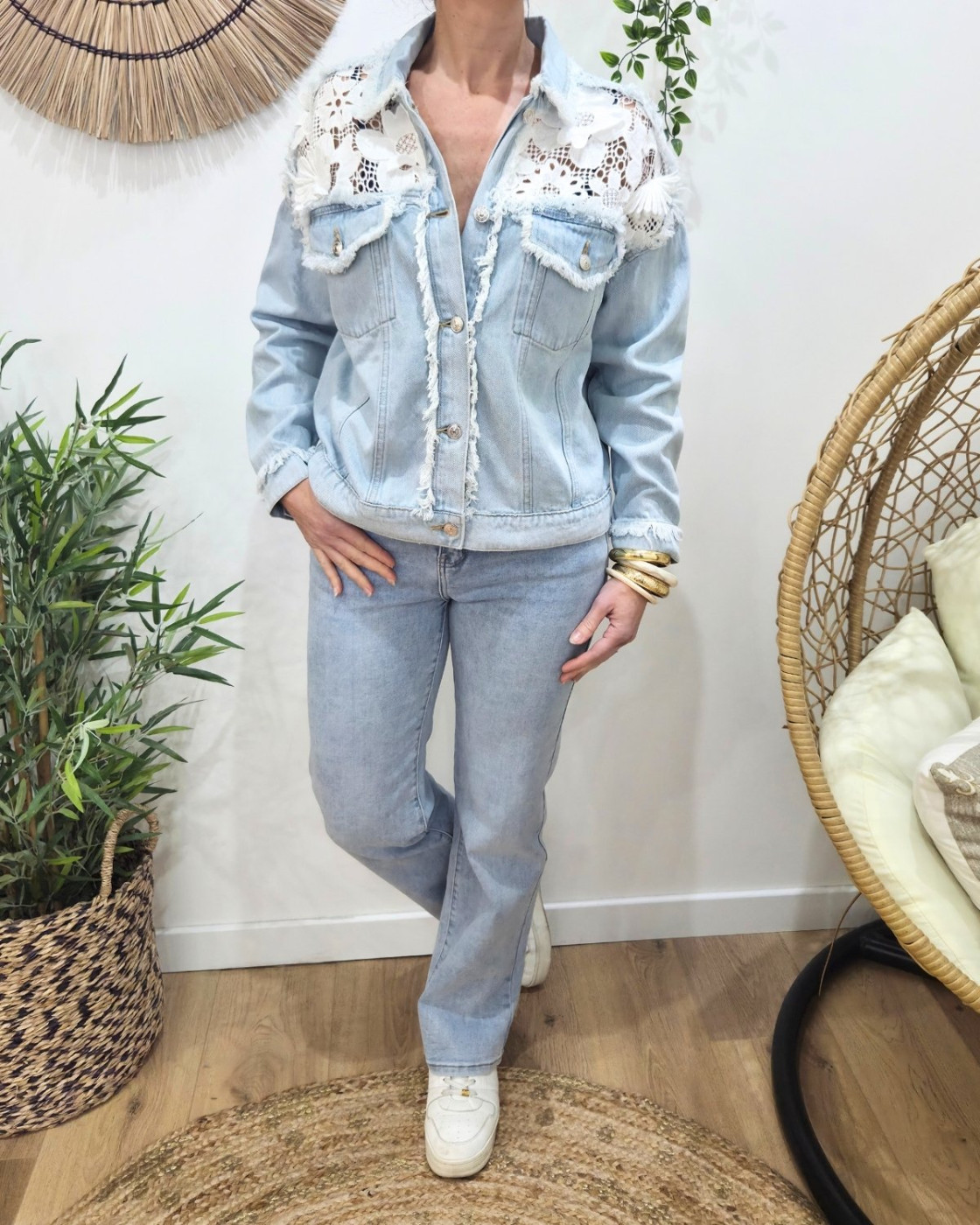 Veste femme en jean clair broderies blanches
