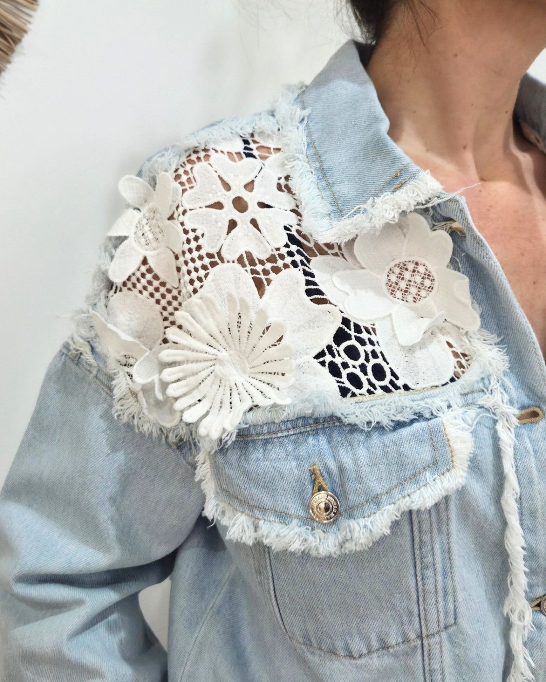 Veste femme en jean clair broderies blanches