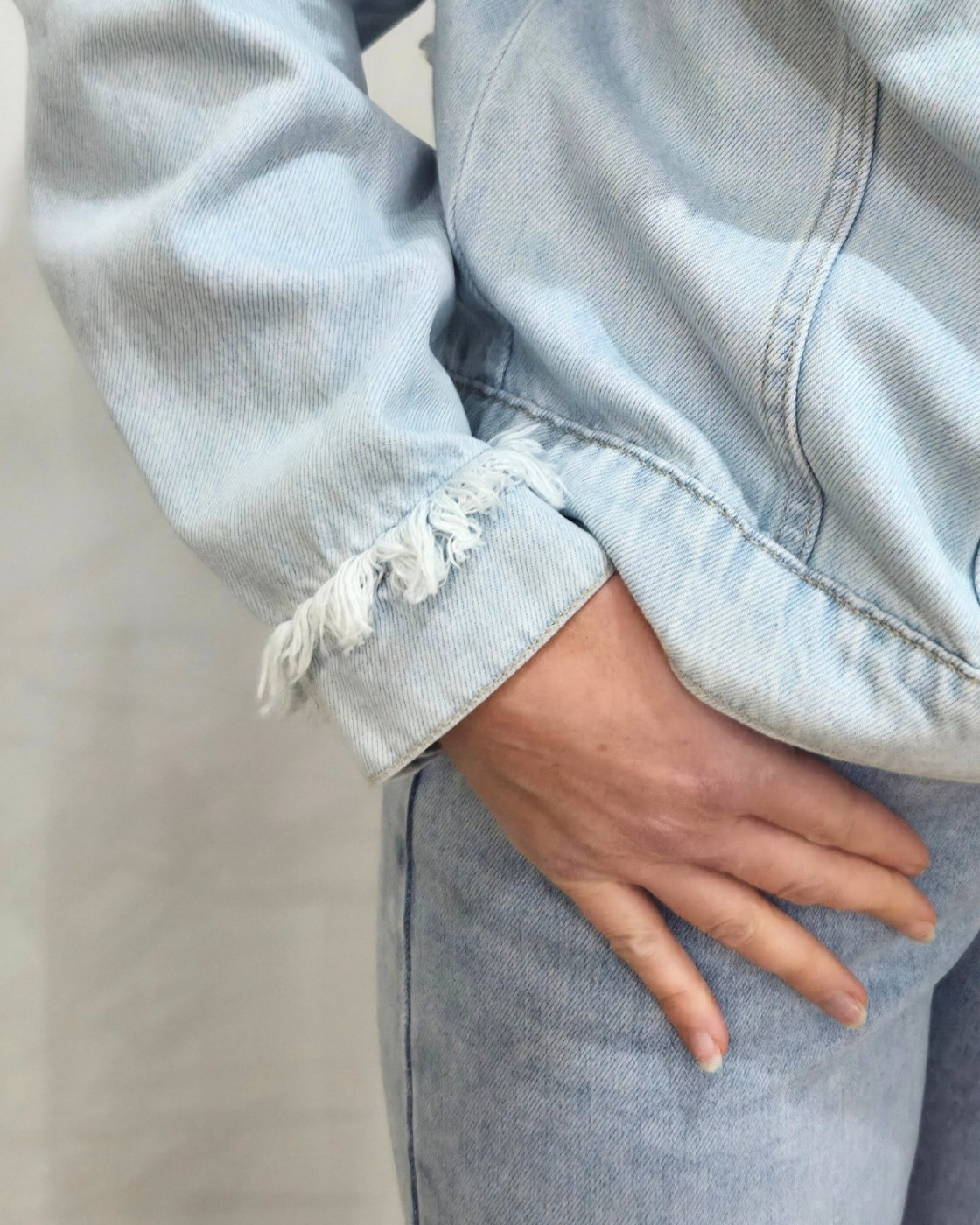 Veste femme en jean clair broderies blanches