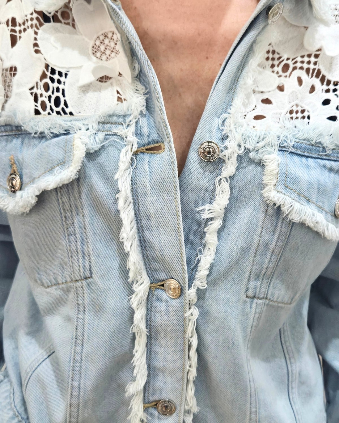 Veste femme en jean clair broderies blanches