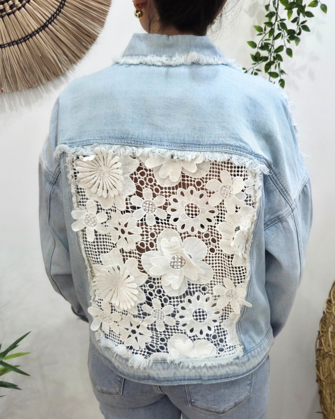 Veste femme en jean clair broderies blanches