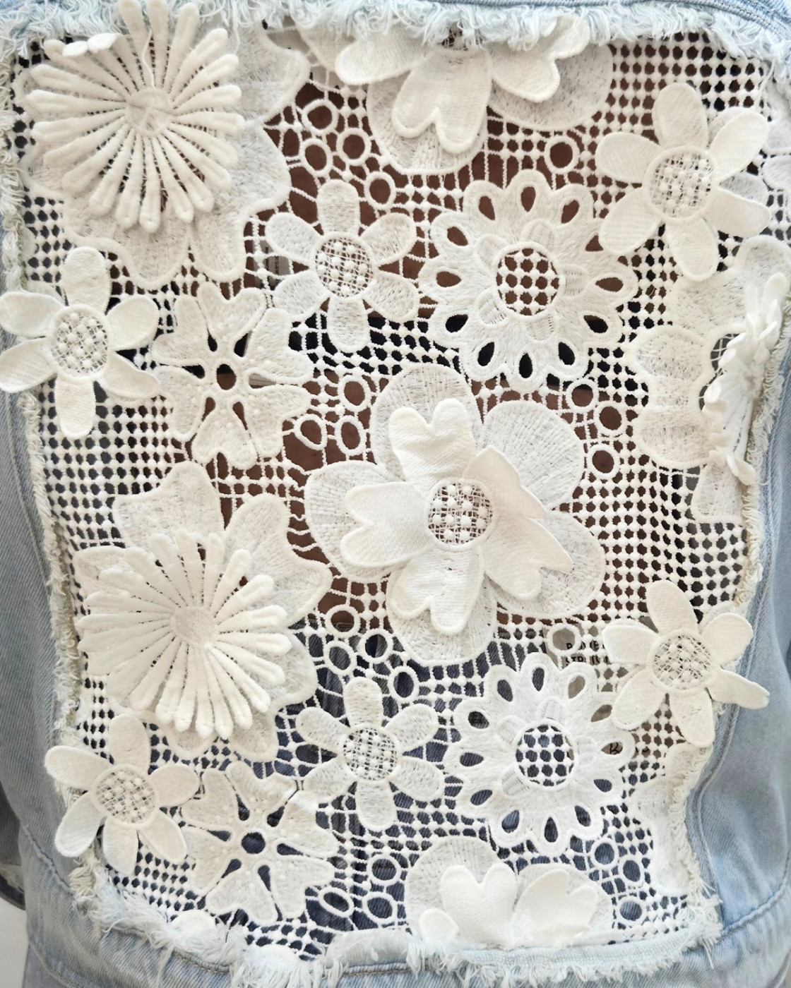 Veste femme en jean clair broderies blanches