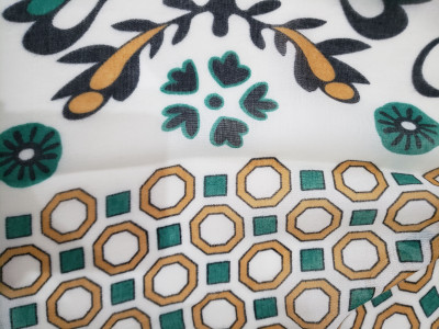 Echarpe verte camel et blanche motifs fleuris et géométriques à pompons