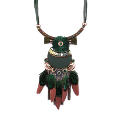 Collier Plastron LOL ethnique Médaillon à coquillages dorés et plumes vert cuivré