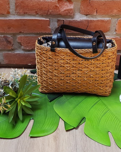 Sac à main rigide en rotin rabat et lanières noirs