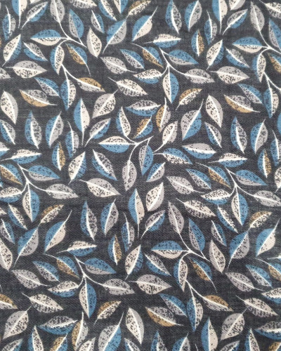 Echarpe noire feuilles grises et bleues et pompons