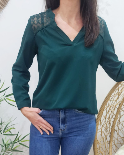 Blouse femme vert sapin épaules et dos ajourés ethnique