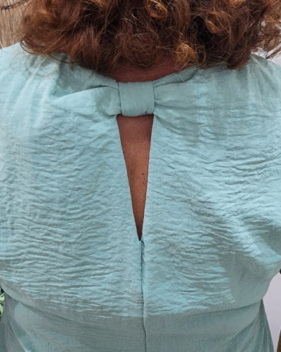 Blouse femme vert d'eau liseré doré dos noué