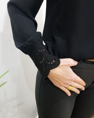 Blouse femme noire épaule et manches brodées Albertina